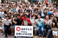 集まったファンと記念撮影するしげる。（写真提供：ハッツアンリミテッド）