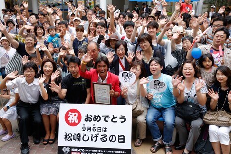 集まったファンと記念撮影するしげる。(写真提供:ハッツアンリミテッド)