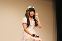 プレゼントが3名に当たることを伝えようとする廣田あいか。