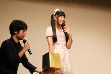 プレゼント当選者のくじを引く廣田あいか。