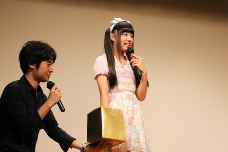 プレゼント当選者のくじを引く廣田あいか。