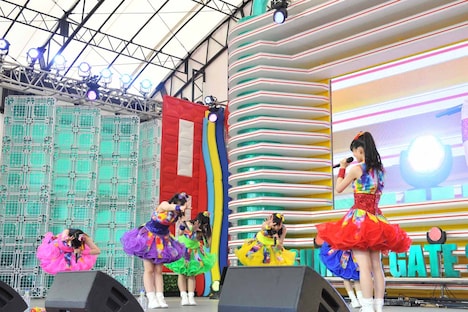 「いけいけハリウッド」を披露するチームしゃちほこ。