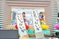 左から秋本帆華、伊藤千由李。