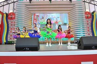 「JOINT」を披露するチームしゃちほこ。