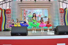 「JOINT」を披露するチームしゃちほこ。