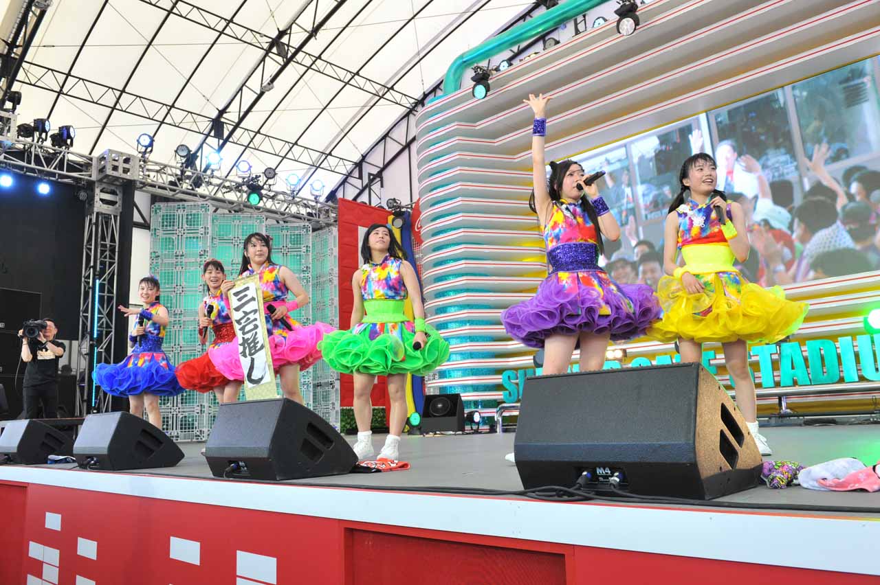 チームしゃちほこが出演した「めざましライブ」の様子。