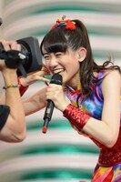 カメラに向かって歌う秋本帆華。