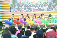 「そこそこプレミアム」を披露するチームしゃちほこ。