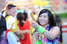 水鉄砲で客席に放水する坂本遥奈。