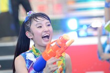 水鉄砲で客席に放水する咲良菜緒。