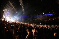 THE ORAL CIGARETTES「～唇ワンマンJAPAN TOUR 2015 ～おまたせBKW!! 9ヵ所行脚でエリア拡大、改めまして『ジ』オーラルシガレッツです！の巻～」東京・Zepp DiverCity TOKYO公演の様子。（Photo by Viola Kam[V'z Twinkle Photography]）