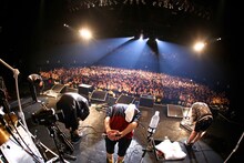 THE ORAL CIGARETTES「～唇ワンマンJAPAN TOUR 2015 ～おまたせBKW!! 9ヵ所行脚でエリア拡大、改めまして『ジ』オーラルシガレッツです！の巻～」東京・Zepp DiverCity TOKYO公演の様子。（Photo by Viola Kam[V'z Twinkle Photography]）