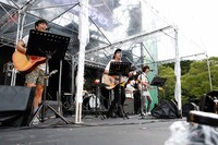 オスの絡み多め。（写真提供：アミューズ）