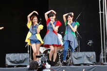 ホトンドアッシュよりRihwa、あ～ちゃん（Perfume）、藤原さくら。（写真提供：アミューズ）