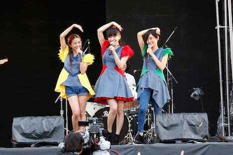 ホトンドアッシュよりRihwa、あ～ちゃん（Perfume）、藤原さくら。（写真提供：アミューズ）