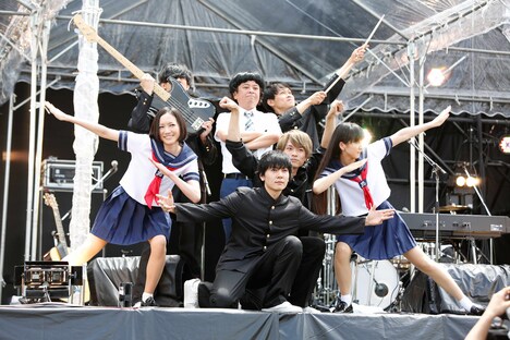 セクシーコマンドー部（写真提供：アミューズ）