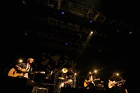 THE ORAL CIGARETTES「～唇ワンマンJAPAN TOUR 2015 ～おまたせBKW!! 9ヵ所行脚でエリア拡大、改めまして『ジ』オーラルシガレッツです！の巻～」大阪・なんばHatch公演の様子。（Photo by Viola Kam[V'z Twinkle Photography]）