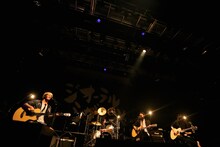 THE ORAL CIGARETTES「～唇ワンマンJAPAN TOUR 2015 ～おまたせBKW!! 9ヵ所行脚でエリア拡大、改めまして『ジ』オーラルシガレッツです！の巻～」大阪・なんばHatch公演の様子。（Photo by Viola Kam[V'z Twinkle Photography]）