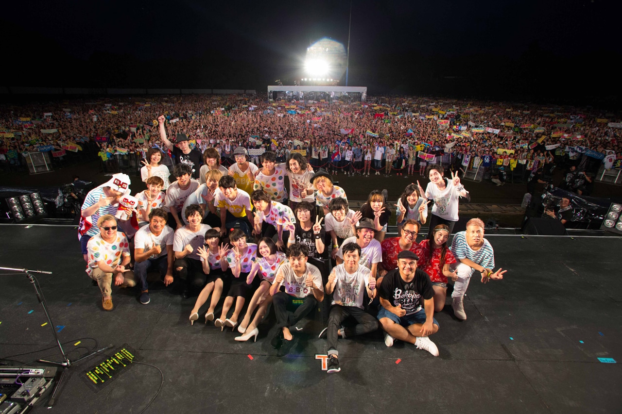 「Amuse Fes 2015 BBQ in つま恋 ～僕らのビートを喰らえコラ！～」全出演者による集合写真。（写真提供：アミューズ）
