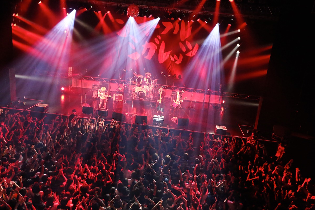 THE ORAL CIGARETTES「～唇ワンマンJAPAN TOUR 2015 ～おまたせBKW!! 9ヵ所行脚でエリア拡大、改めまして『ジ』オーラルシガレッツです！の巻～」大阪・なんばHatch公演の様子。（Photo by Viola Kam[V'z Twinkle Photography]）