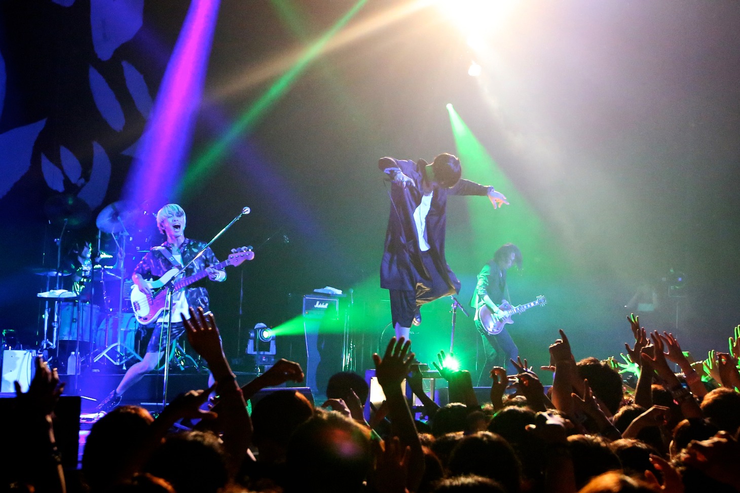 THE ORAL CIGARETTES「～唇ワンマンJAPAN TOUR 2015 ～おまたせBKW!! 9ヵ所行脚でエリア拡大、改めまして『ジ』オーラルシガレッツです！の巻～」東京・Zepp DiverCity TOKYO公演の様子。（Photo by Viola Kam[V'z Twinkle Photography]）