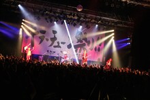 THE ORAL CIGARETTES「～唇ワンマンJAPAN TOUR 2015 ～おまたせBKW!! 9ヵ所行脚でエリア拡大、改めまして『ジ』オーラルシガレッツです！の巻～」大阪・なんばHatch公演の様子。（Photo by Viola Kam[V'z Twinkle Photography]）