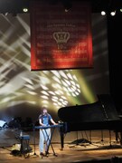 「10th Anniversary Concert Tour 2015 ～弾き語り～」東京・よみうりホール公演の様子。（写真提供：ポニーキャニオン）