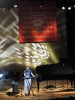 「10th Anniversary Concert Tour 2015 ～弾き語り～」東京・よみうりホール公演の様子。（写真提供：ポニーキャニオン）