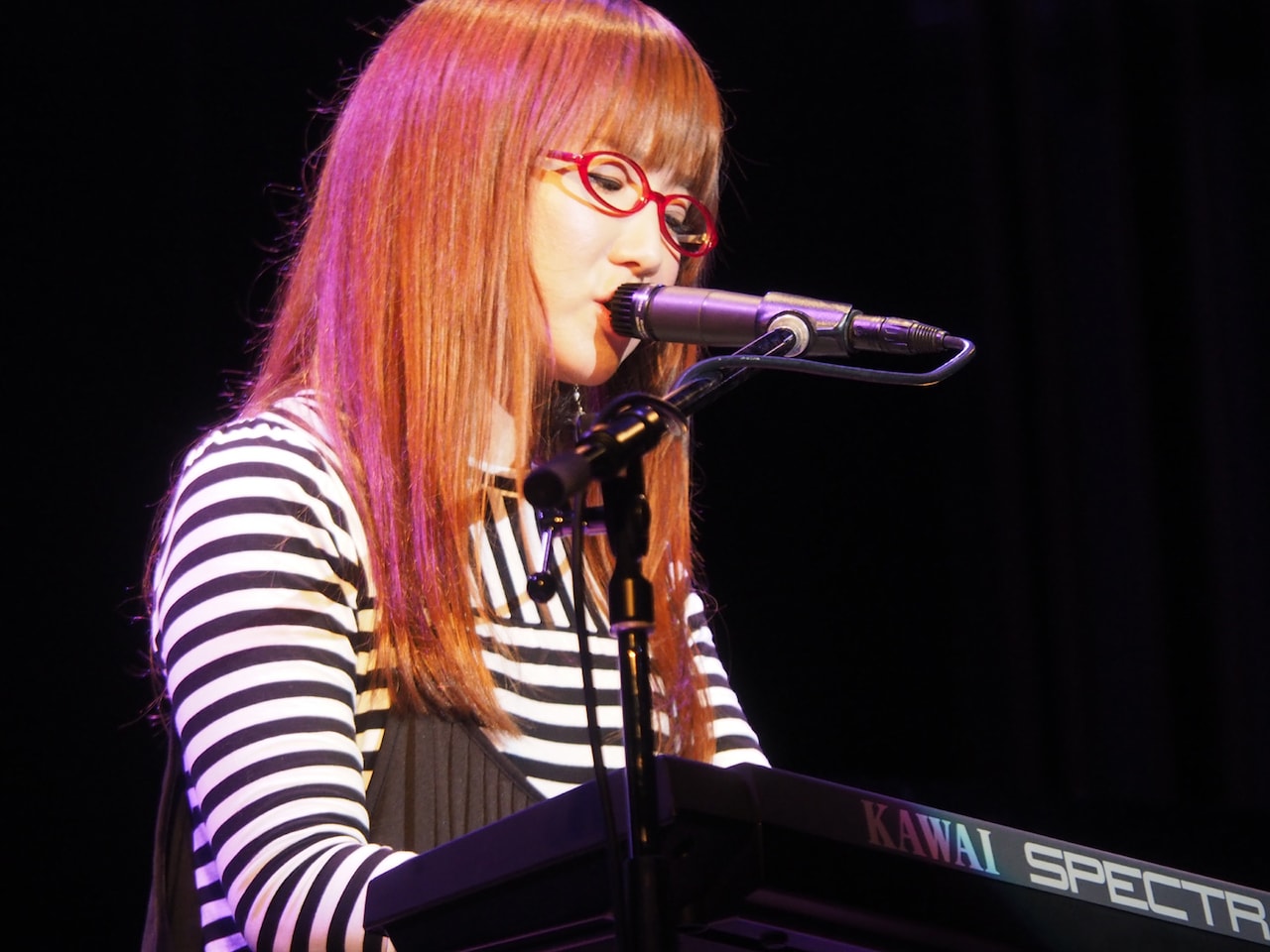 奥華子のデビュー10周年弾き語りツアー開幕、満員の会場を笑顔で包む