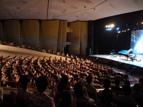 「10th Anniversary Concert Tour 2015 ～弾き語り～」東京・よみうりホール公演の様子。（写真提供：ポニーキャニオン）