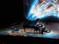 「10th Anniversary Concert Tour 2015 ～弾き語り～」東京・よみうりホール公演の様子。（写真提供：ポニーキャニオン）