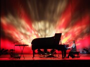 「10th Anniversary Concert Tour 2015 ～弾き語り～」東京・よみうりホール公演の様子。（写真提供：ポニーキャニオン）