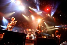 THE ORAL CIGARETTES「～唇ワンマンJAPAN TOUR 2015 ～おまたせBKW!! 9ヵ所行脚でエリア拡大、改めまして『ジ』オーラルシガレッツです！の巻～」大阪・なんばHatch公演の様子。（Photo by Viola Kam[V'z Twinkle Photography]）