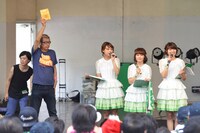 オリジナル商品「圧倒的なカレー」を紹介するNegiccoと熊倉マネージャー（左から2番目）。