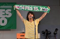 「NEGiFES」タオルを手に登場した和田唱（TRICERATOPS）