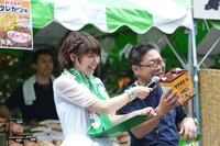 フードコートをレポートするMegu（Negicco）。