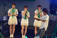 ゆっくりケーキを運ぶ和田唱（TRICERATOPS）。