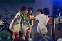 ロウソクの火を吹き消すNegicco。