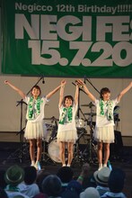 手をつないで挨拶するNegicco。