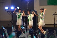 手をつないだまま立ち去るNegicco。