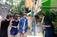 開演前、フードコートのスタッフたちに挨拶するNegicco。