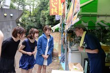 開演前、フードコートのスタッフたちに挨拶するNegicco。