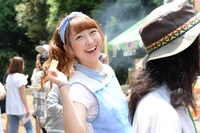フードの行列に並ぶ冨永悠香（Especia）。