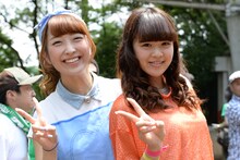 フェスを満喫するEspeciaの冨永悠香（左）と森絵莉加（右）。