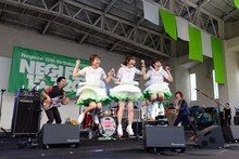 NegiccoとOKAMOTO'Sによるコラボレーションの様子。