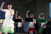 ホーンをネギライトに持ち替えて踊りまくるNegiBandホーン隊。