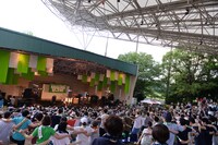 「圧倒的なスタイル」で肩を組みラインダンスするNegiccoと観客。