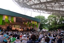 「圧倒的なスタイル」で肩を組みラインダンスするNegiccoと観客。