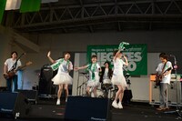 “ネギセラトップス”によるコラボレーションの様子。