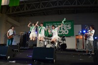 “ネギセラトップス”によるコラボレーションの様子。